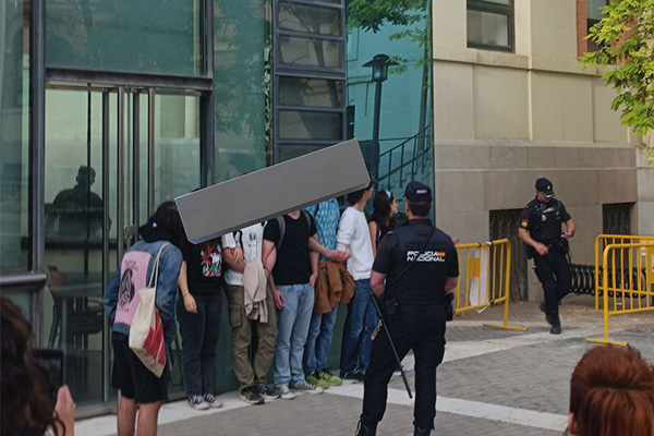 La Policía Nacional entra en la Universidad de València para reprimir la acampada en solidaridad con Palestina