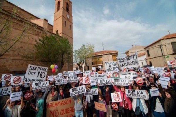 Garzón y la macrogranjas. La reacción y el PSOE salen en defensa de los grandes monopolios