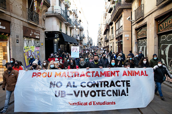 Éxito de la movilización contra el maltrato animal en Barcelona. Más de 2.000 personas reclamamos que la UB y el Govern rompan el contrato con Vivotecnia