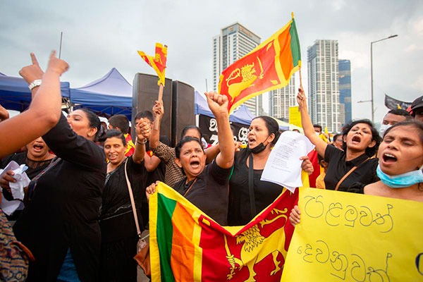 El estallido revolucionario en Sri Lanka continúa y fuerza la dimisión del primer ministro