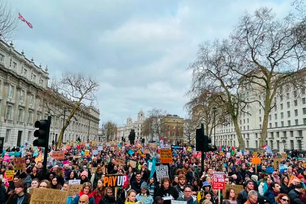 Las huelgas siguen paralizando Reino Unido y sacan a medio millón de trabajadores a las calles
