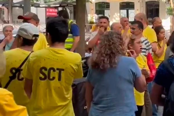 La plantilla de SCT ACVA, contrata de limpieza de Correos, protesta contra los reiterados retrasos en el pago de sus nóminas
