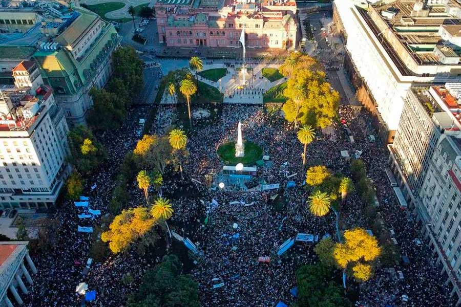 Argentina desborda las calles por la universidad pública 