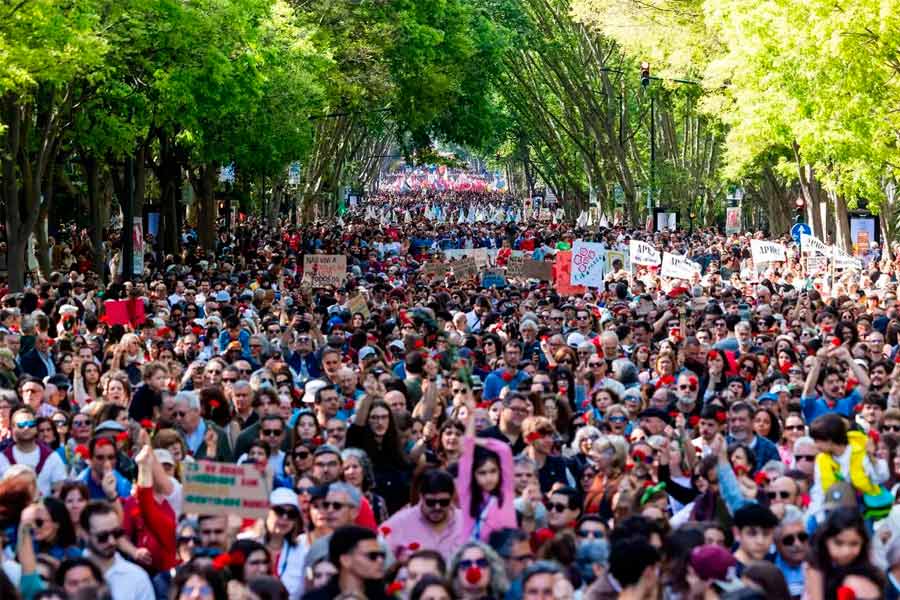 25 de abril. ¡Fascismo nunca más!  Cientos de miles de personas salen a las calles de Portugal contra la derecha y la extrema derecha