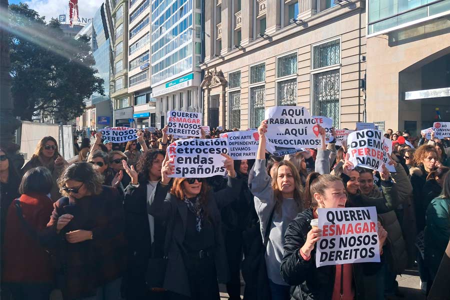 A Folga do comercio téxtil da Coruña pecha tendas e toma as rúas. Así se loita, adiante compañeiras!