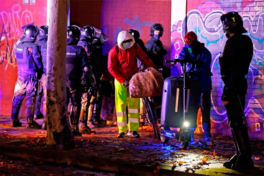 Albiol y la Generalitat del PSC desalojan a 400 inmigrantes en Badalona utilizando la violencia policial