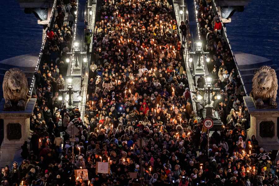 Decenas de miles llenan las calles de Budapest contra el Gobierno ultraderechista de Orbán