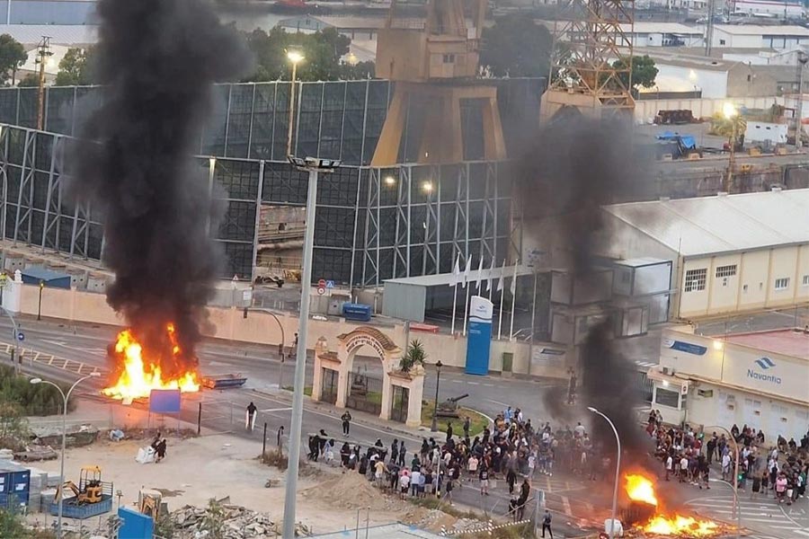 Barricadas y dignidad obrera en la huelga del metal en Cádiz
