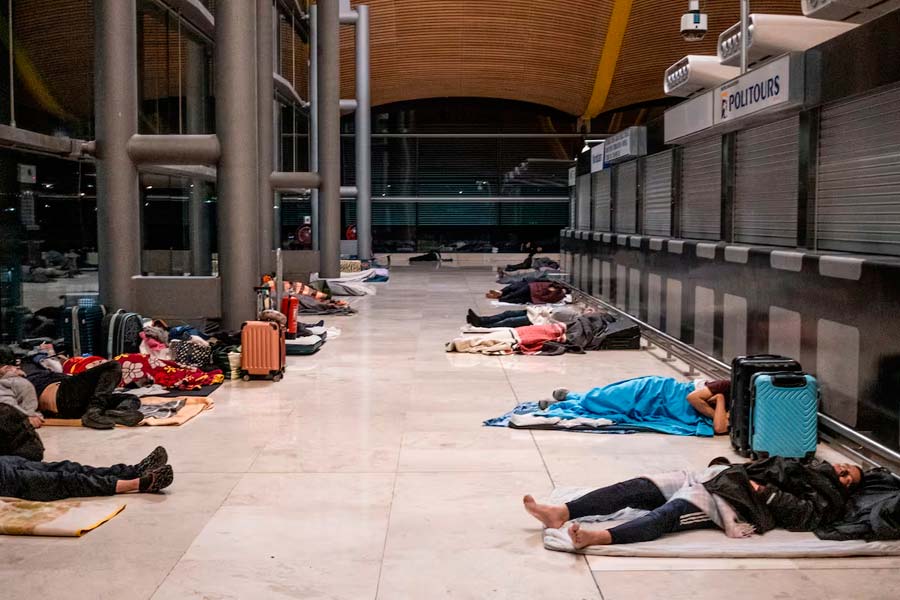 Personas sin techo refugiadas en el aeropuerto de Barajas. La imagen de un sistema podrido