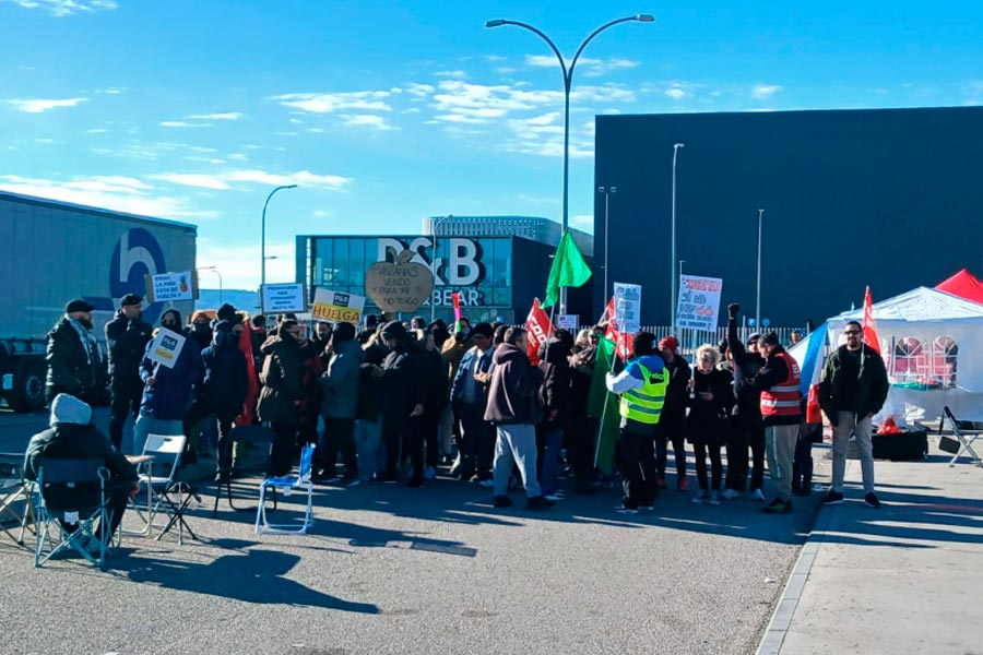 Solidaridad con la Huelga de los  trabajadores de Pull and Bear (Inditex) en Cabanillas del Campo (Guadalajara)