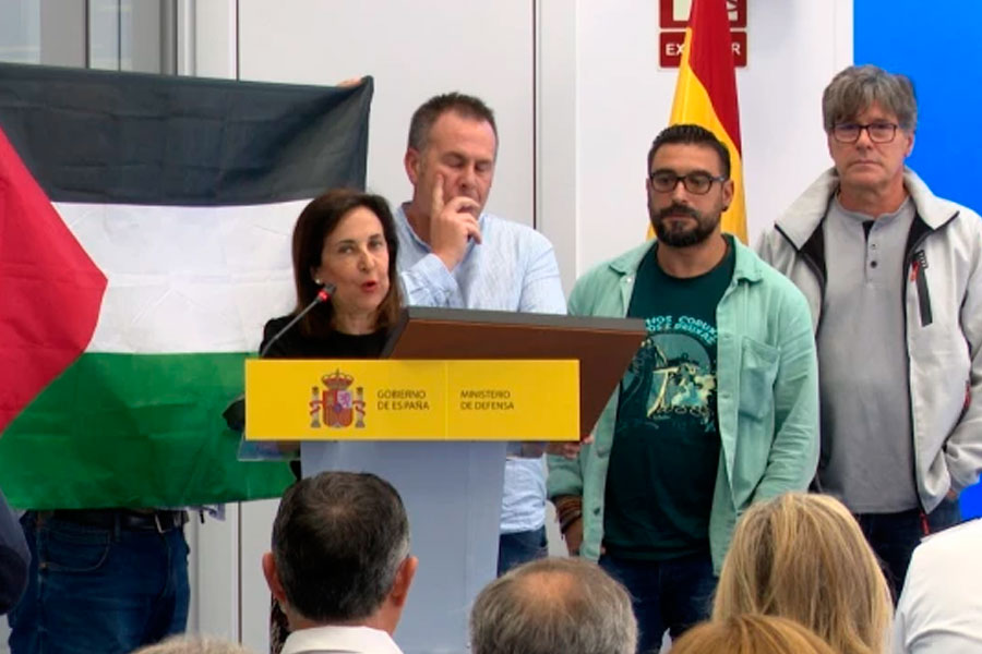 Un miembro del comité de empresa de CGT Navantia saca la bandera palestina a Margarita Robles y exige ruptura de relaciones ya