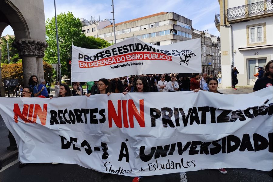 Folga educativa 28 de abril na Galiza. Un clamor en defensa do ensino público toma as rúas de Compostela