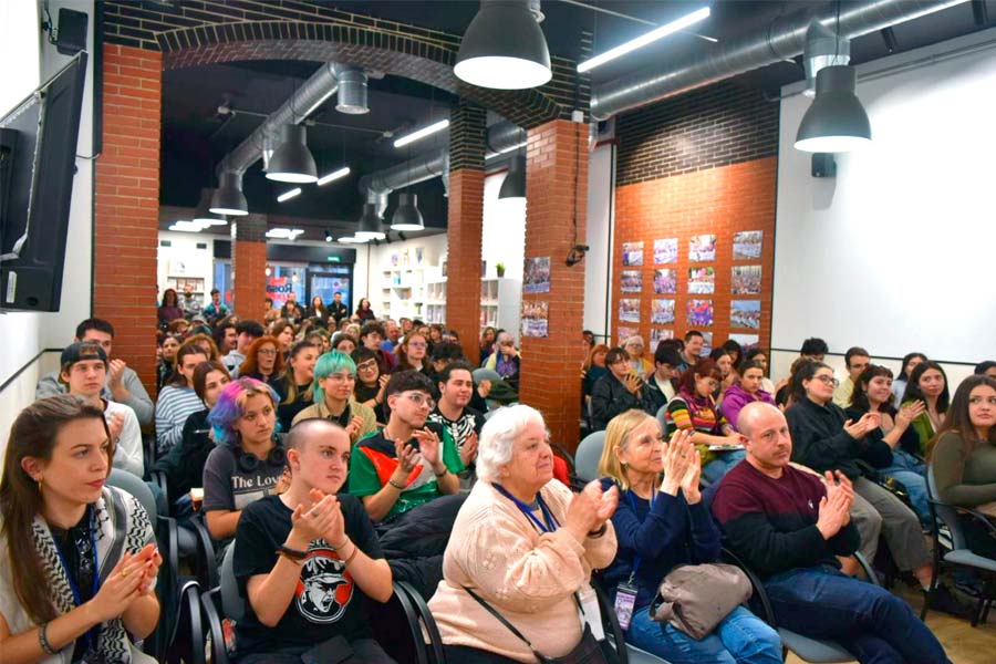 Más de 200 feministas antifascistas llenamos el Espacio Rosa Luxemburgo rumbo al 8M