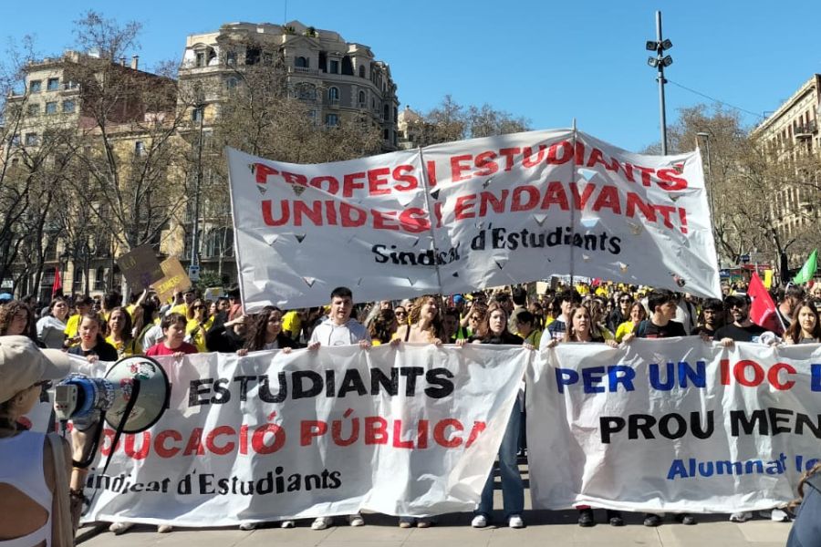 El personal educativo en Catalunya hace historia. La huelga ha sido masiva y una marea amarilla colapsa las calles de Barcelona