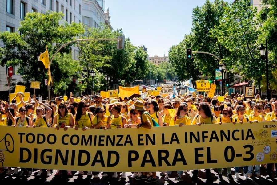 La marea amarilla del 0-3 llena de nuevo las calles de Madrid. ¡Salarios dignos, bajada de ratios y pareja educativa ya