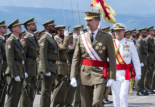 Felipe VI pasando revista