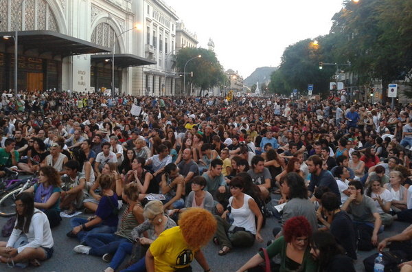 Asamblea-delante-de-la-estacio_54188128832_53389389549_600_396